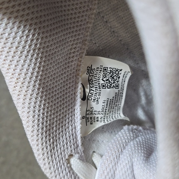 Nike White and Light Pink Casual Shoes - Picture 9 of 10